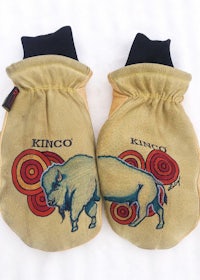 a pair of mittens with the word rinco on them